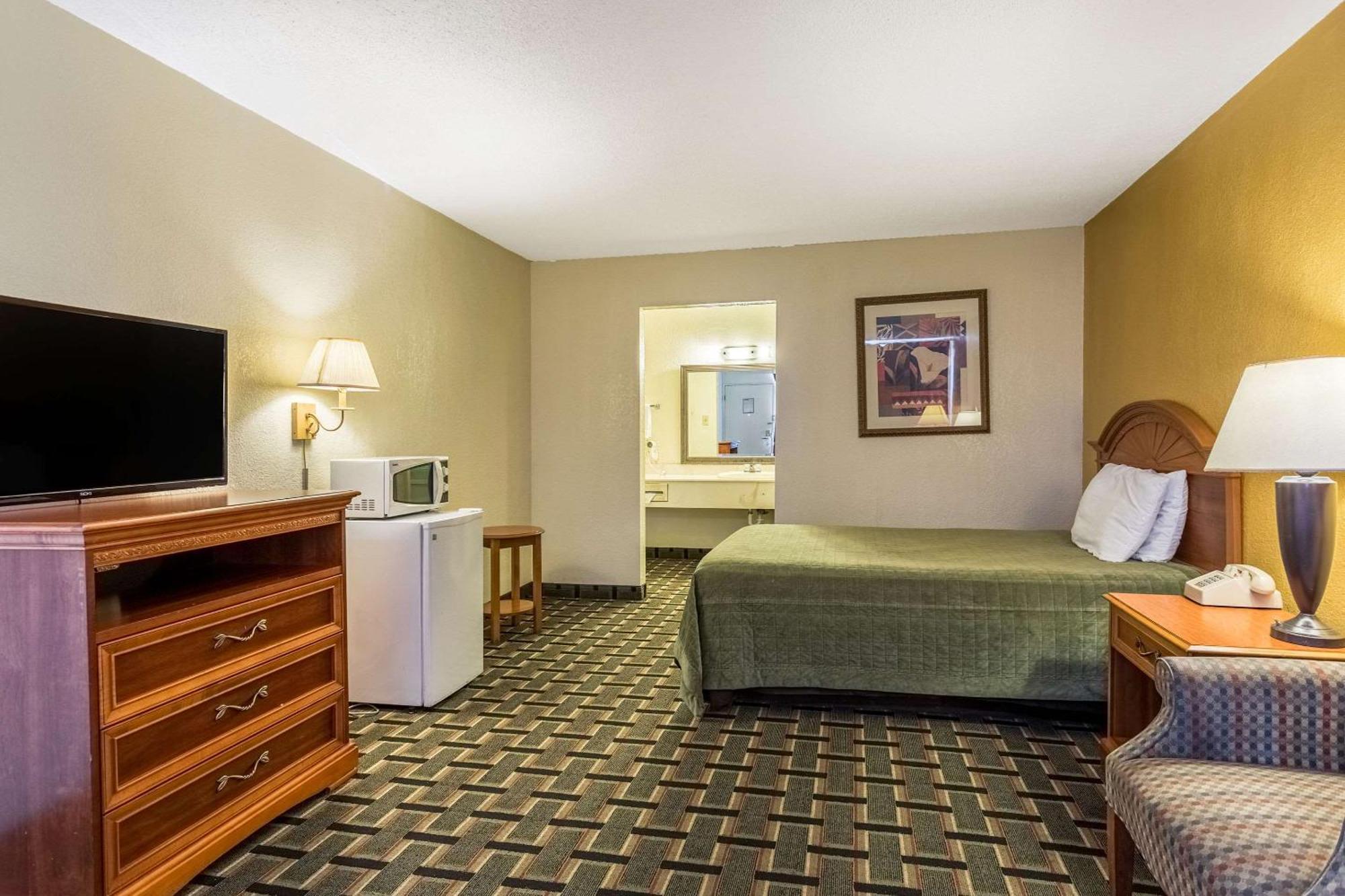Rodeway Inn Denmark-Jackson Bagian luar foto