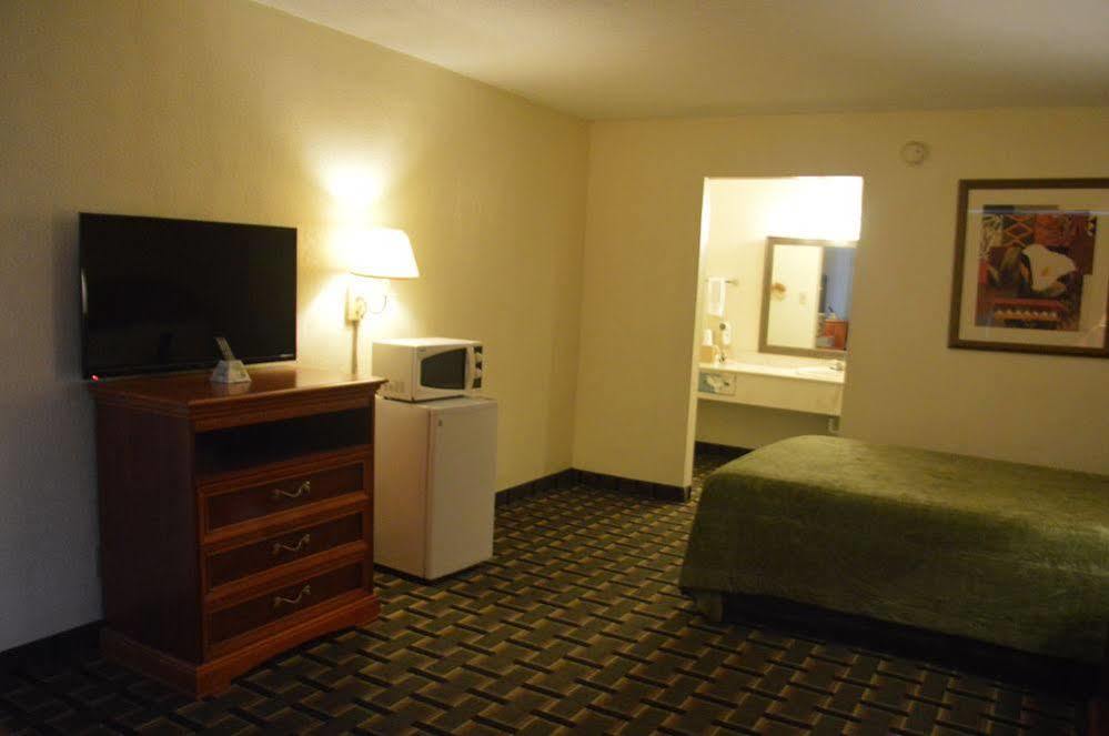 Rodeway Inn Denmark-Jackson Bagian luar foto