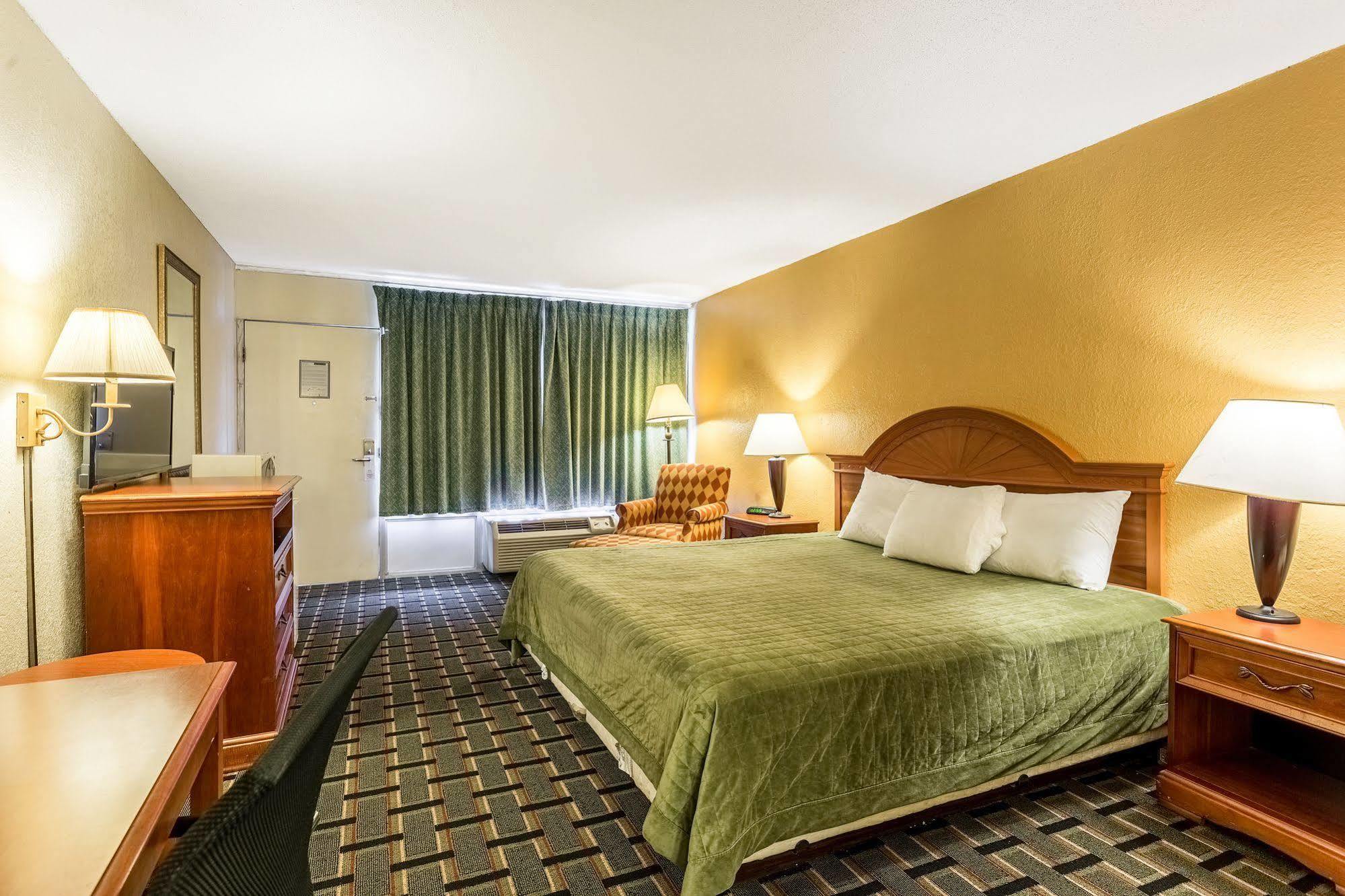 Rodeway Inn Denmark-Jackson Bagian luar foto