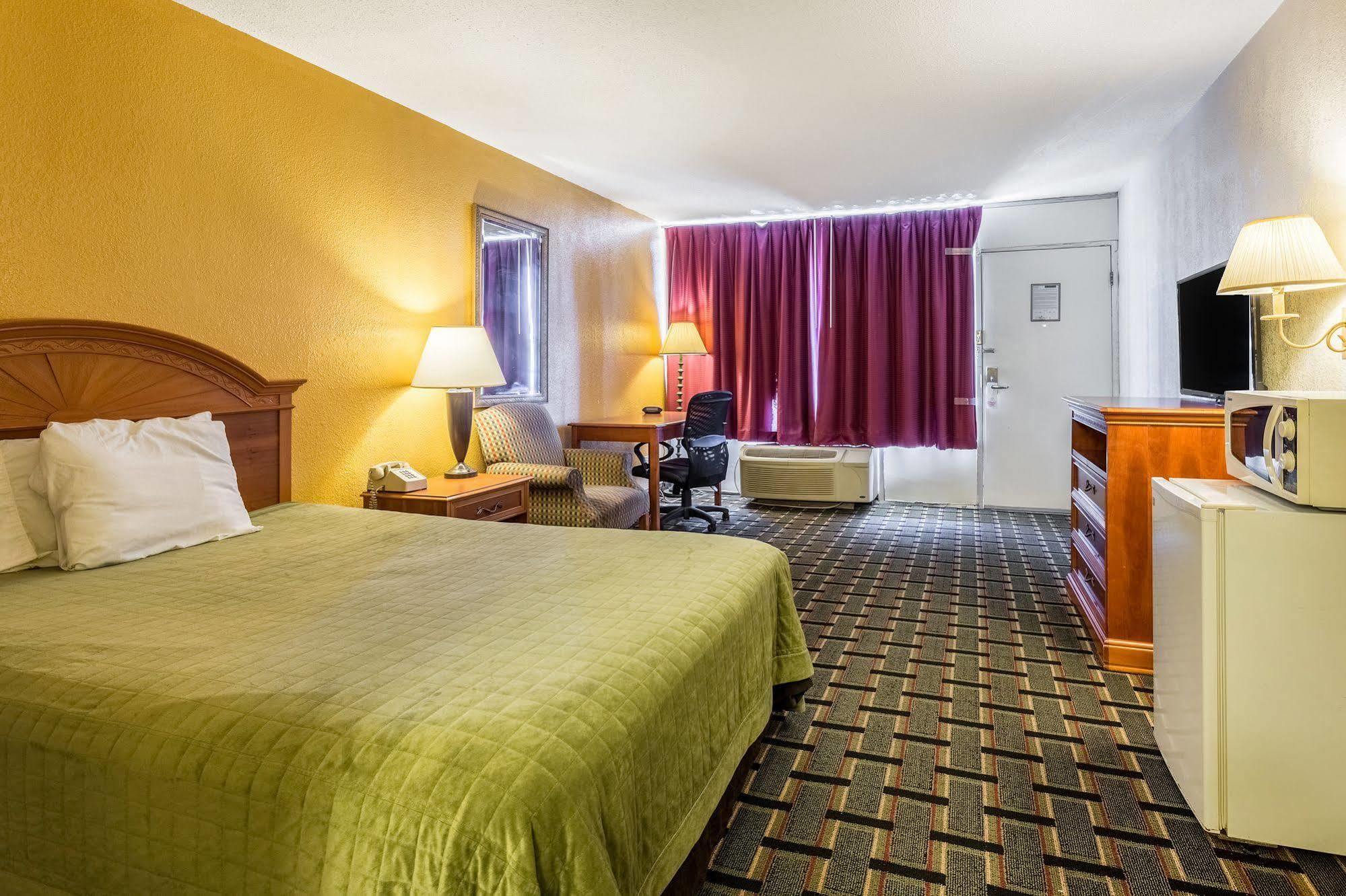 Rodeway Inn Denmark-Jackson Bagian luar foto