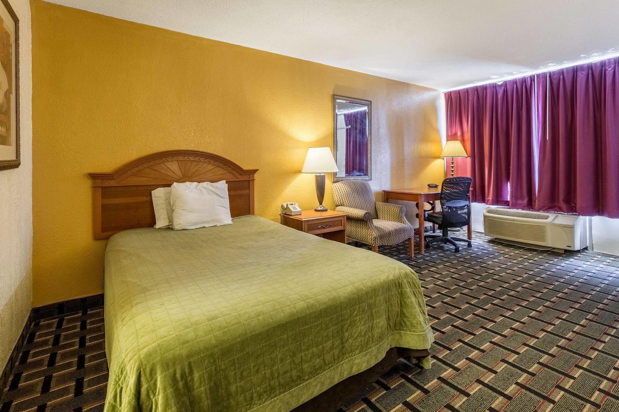 Rodeway Inn Denmark-Jackson Bagian luar foto